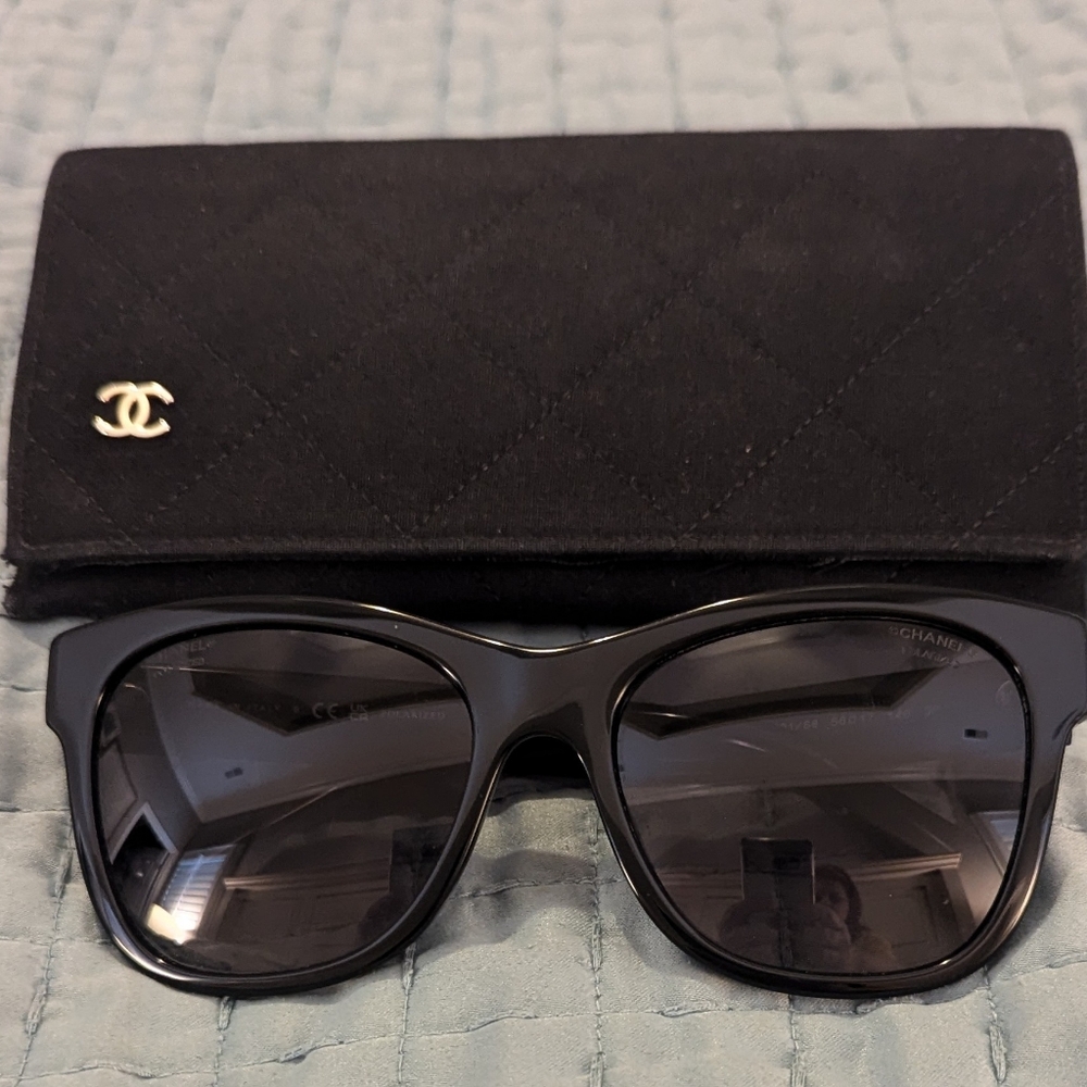 Channel polarized sunglasses